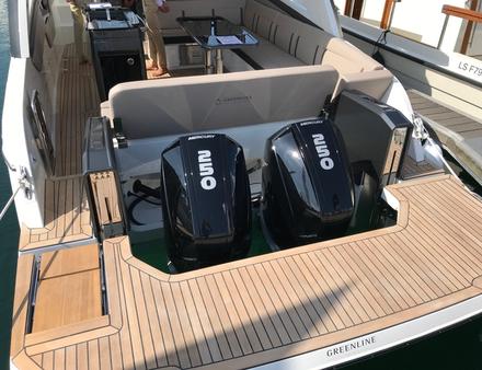 Plusieurs motorisations hors-bord sont proposés dont 2 x 250 chevaux et même une version électrique avec deux Torqueedo. Nautisme Article