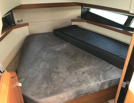 La cabine double à l'avant est simple et modeste mais offre une bonne hauteur sous barrots et quelques rangements pour y passer un week-end. Nautisme Article