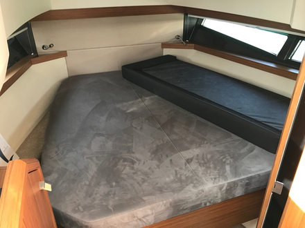 La cabine double à l'avant est simple et modeste mais offre une bonne hauteur sous barrots et quelques rangements pour y passer un week-end. Nautisme Article