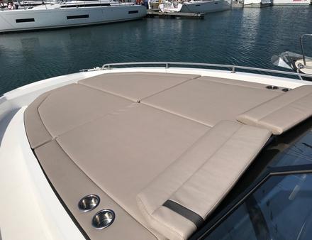 Le bain de soleil avant du Neo est facilement accessible même en navigation et offre deux vraies places. Nautisme Article