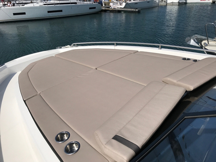 Le bain de soleil avant du Neo est facilement accessible même en navigation et offre deux vraies places. Nautisme Article