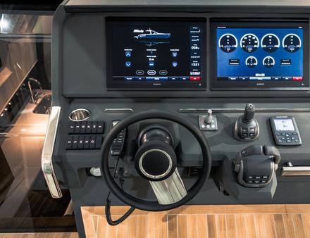 La console de pilotage du Windy avec Glass Cockpit 17', joystick et toute une série de cadrans pour contrôler le bateau. Nautisme Article