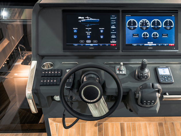 La console de pilotage du Windy avec Glass Cockpit 17', joystick et toute une série de cadrans pour contrôler le bateau. Nautisme Article