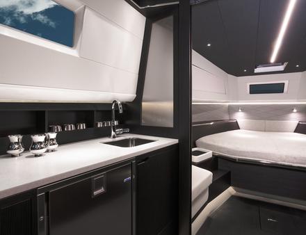 Un couchage double est installé à la pointe du SR 44. Un autre espace propose deux lits jumeaux d'appoint. Nautisme Article