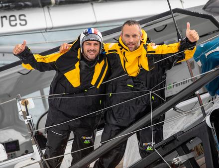 Eric Péron (à gauche) avec Fabrice Amedeo à bord du voilier Newsrest - Art & Fenêtres. Nautisme Article