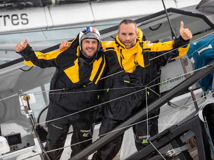 Eric Péron (à gauche) avec Fabrice Amedeo à bord du voilier Newsrest - Art & Fenêtres. Nautisme Article