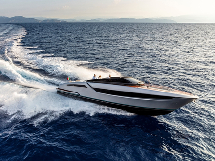 Le chantier italien revient au Nautic de Paris après 10 ans d'absence via son distributeur officiel Monaco Boat Service. Le chantier italien revient au Nautic de Paris après 10 ans d'absence via son distributeur officiel Monaco Boat Service.