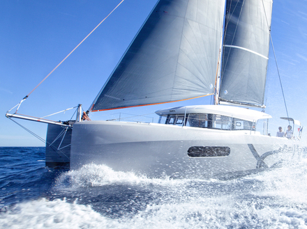 L'Excess 12 présente une silhouette résolument plus sportive que la production actuelle. La décoration des coques et du jeu de voile sont très tendance.