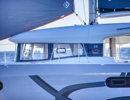 Le design signé Patrick Le Quément est très fluide. Le roof casquette profilé préserve l'ombre dans le carré aux heures zénithales. Nautisme Article