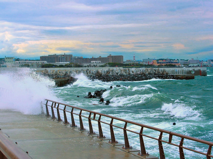  Les vagues déferlent sur les plages et parfois dans les terres. 