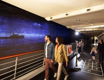 Une balade sur la reconstitution d'un pont à promenade vous est offerte avec un écran interactif qui vous donnera l'impression de respirer une véritable brise marine. Nautisme Article