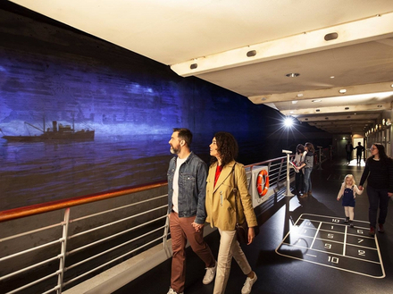 Une balade sur la reconstitution d'un pont à promenade vous est offerte avec un écran interactif qui vous donnera l'impression de respirer une véritable brise marine. Nautisme Article