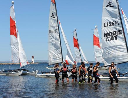 Pour les vacances de la Toussaint, vous pouvez inscrire votre enfant à un stage à la fameuse école de voile "Les Glénans". Nautisme Article