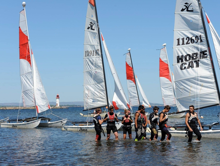 Pour les vacances de la Toussaint, vous pouvez inscrire votre enfant à un stage à la fameuse école de voile "Les Glénans". Nautisme Article