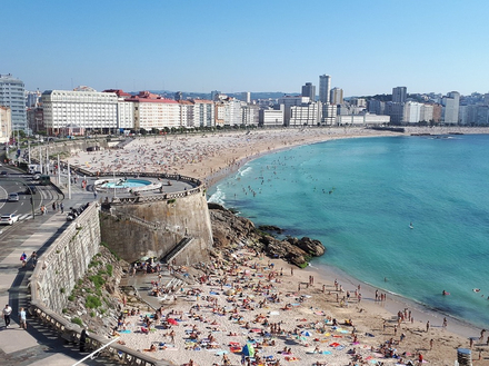 Le long du bord de mer, les façades des immeubles sont recouvertes de galeries vitrées, apparues vers la fin du XIXe siècle. Le long du bord de mer, les façades des immeubles sont recouvertes de galeries vitrées, apparues vers la fin du XIXe siècle.