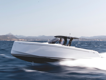 La carène a été étudiée pour dépasser les 50 noeuds. Dans les vagues, le Pardo 38 fait montre d'une grande aisance. 
