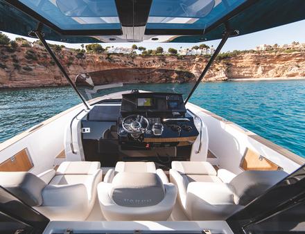 Mention spéciale pour le poste de pilotage et le confort des sièges bien enveloppants. Nautisme Article