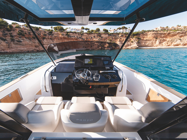 Mention spéciale pour le poste de pilotage et le confort des sièges bien enveloppants. Nautisme Article