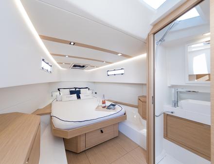 Ambiance minimaliste mais moderne pour la cabine avant. Elle dispose d'une couchette double avec salle d'eau à proximité. Nautisme Article