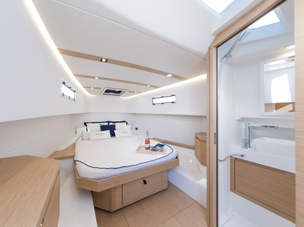 Ambiance minimaliste mais moderne pour la cabine avant. Elle dispose d'une couchette double avec salle d'eau à proximité. Nautisme Article