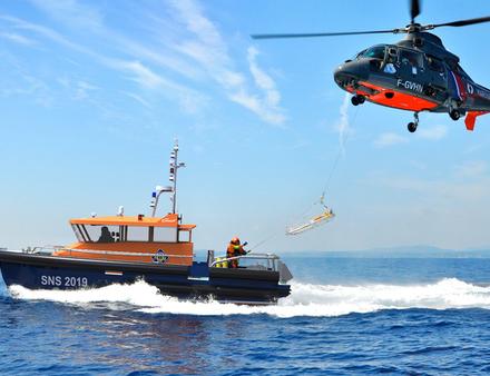 Pour la récupération des naufragés, l'ensemble des navires (gamme du NSH1 au NSC1), sera équipé d?un système de récupération avec une « écope » située à l?arriè Nautisme Article