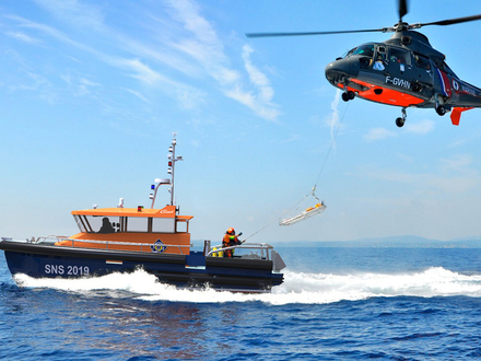 Pour la récupération des naufragés, l'ensemble des navires (gamme du NSH1 au NSC1), sera équipé d?un système de récupération avec une « écope » située à l?arriè Nautisme Article