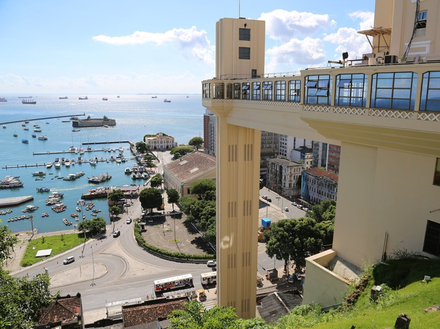 Avec un bateau, vous pouvez naviguer et mouiller dans la baie sans aucun problème.