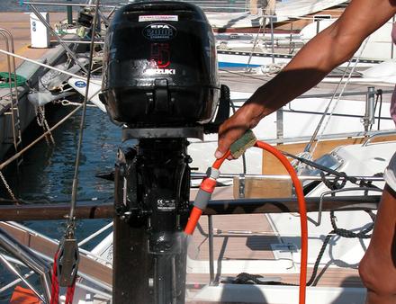 Laver le corps du moteur à l'eau douce Nautisme Article