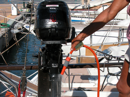 Laver le corps du moteur à l'eau douce Nautisme Article