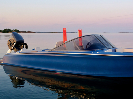 Dotée d'une coque en carbone, le runabout mesure 7,70 mètres de long et peut accueillir cinq passagers. 