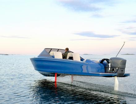 Avec son hors-bord électrique, le Candela peut atteindre 30 noeuds en vitesse de pointe. Son autonomie est d'environ 50 minutes à 20-25 noeuds de vitesse moyenne... Nautisme Article