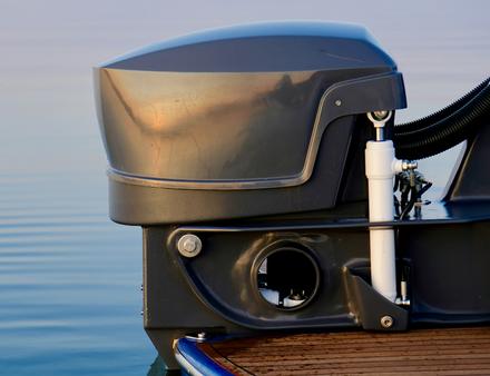Le bateau est propulsé par un moteur hors-bord électrique de 55 kW. Nautisme Article
