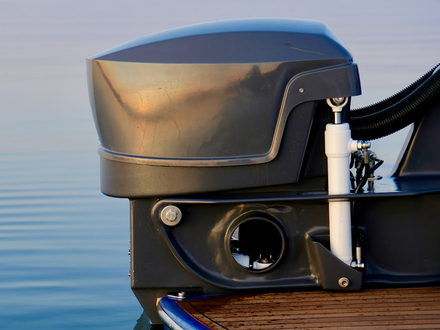 Le bateau est propulsé par un moteur hors-bord électrique de 55 kW. Nautisme Article
