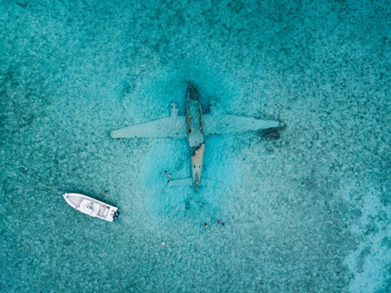 Les ufologues (spécialistes des OVNIS) estiment qu'environ 50% des OVNIS observés proviennent de la mer. Les ufologues (spécialistes des OVNIS) estiment qu'environ 50% des OVNIS observés proviennent de la mer.
