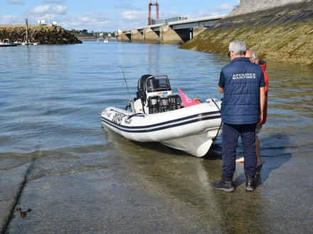 Le bateau est contrôlé à son arrivée au port. Le bateau est contrôlé à son arrivée au port.