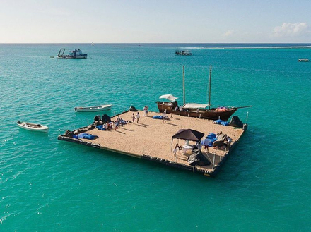 Basée sur la construction d'un radeau, la plateforme est recouverte de sable pour vous donner l'illusion d'être posé sur une île microscopique. Basée sur la construction d'un radeau, la plateforme est recouverte de sable pour vous donner l'illusion d'être posé sur une île microscopique.