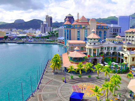 Port-Louis est la capitale de l'île Maurice. Elle a été fondée en 1735 par le gouverneur français Mahé de Labourdonnais.  Port-Louis est la capitale de l'île Maurice. Elle a été fondée en 1735 par le gouverneur français Mahé de Labourdonnais.