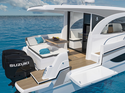 Bien vu : une plateforme de bain latérale sur tribord qui agrandit la largeur du cockpit. 