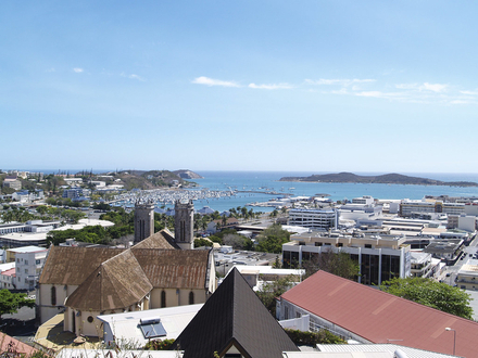 Une balade au coeur du centre historique de Nouméa est très agréable en fin de journée avec notamment la place des Cocotiers, la cathédrale Saint-Joseph ou encore la Fontaine Céleste.