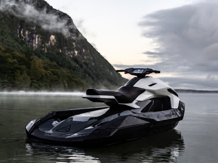 Ce jet biplace embarque un écran multi-fonctions et une coque en fibre de carbone. Vous pourrez choisir la couleur de votre machine. Ce jet biplace embarque un écran multi-fonctions et une coque en fibre de carbone. Vous pourrez choisir la couleur de votre machine.