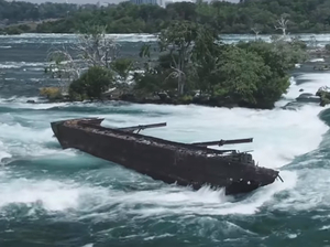 Un bateau ressort des chutes du Niagara 
