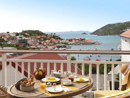 Surplombant le port de Gustavia, capitale de St Barth, le Carl Gustaf propose plusieurs activités nautiques pour un séjour de rêve. 