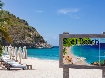 La plage paradisiaque bien nommée Shell Beach se trouve à 5 minutes à pied seulement de l'hôtel. 