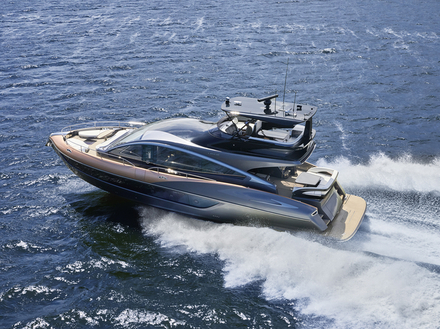 Le LY 650 est le nouveau bateau à moteur portant la marque Lexus. Fabriqué chez Marquis Yachts aux Etats-Unis, cette vedette de 12 mètres est propulsée par des moteurs Volvo D13 en IPS. 