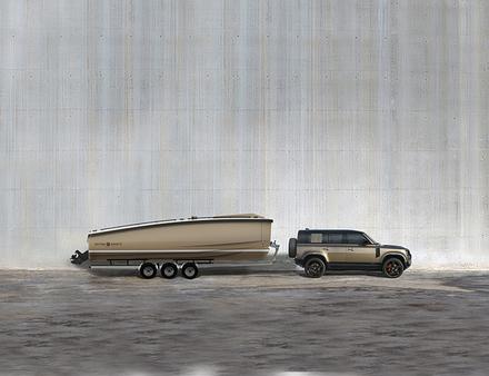 Huit mètres de long, un poids plume grâce à sa coque en carbone et un T-top qui se plie. Le DC 25 pourra être facilement transporté par la route. Nautisme Article