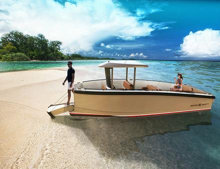 Son point fort : le système de porte avant qui bascule une fois sur la plage. Pratique et sûr ! Nautisme Article