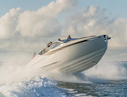 Le F33 continue à faire couler beaucoup d'encre avec son style vintage et sportif. A voir dans le hall 6 du salon de Dusseldorf. Nautisme Article