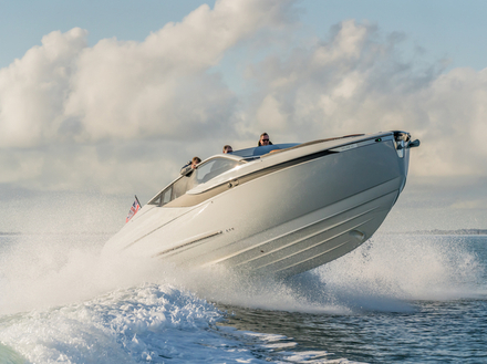 Le F33 continue à faire couler beaucoup d'encre avec son style vintage et sportif. A voir dans le hall 6 du salon de Dusseldorf.  Le F33 continue à faire couler beaucoup d'encre avec son style vintage et sportif. A voir dans le hall 6 du salon de Dusseldorf.