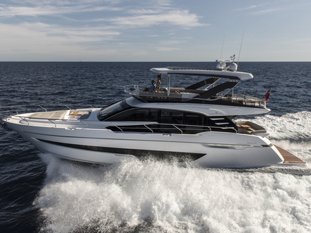 Ligne élégante et hard-top dernier cri pour le nouveau Fairline Squadron 68 qui remplace le Squadron 65. Nautisme Article
