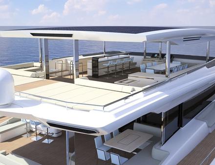 Le Silent 80 Tri-Deck est disponible avec un sky lounge situé sur le pont supérieur ou un immense fly deck de 90 m2, pouvant se transformer en un "pont propriétaire". Nautisme Article